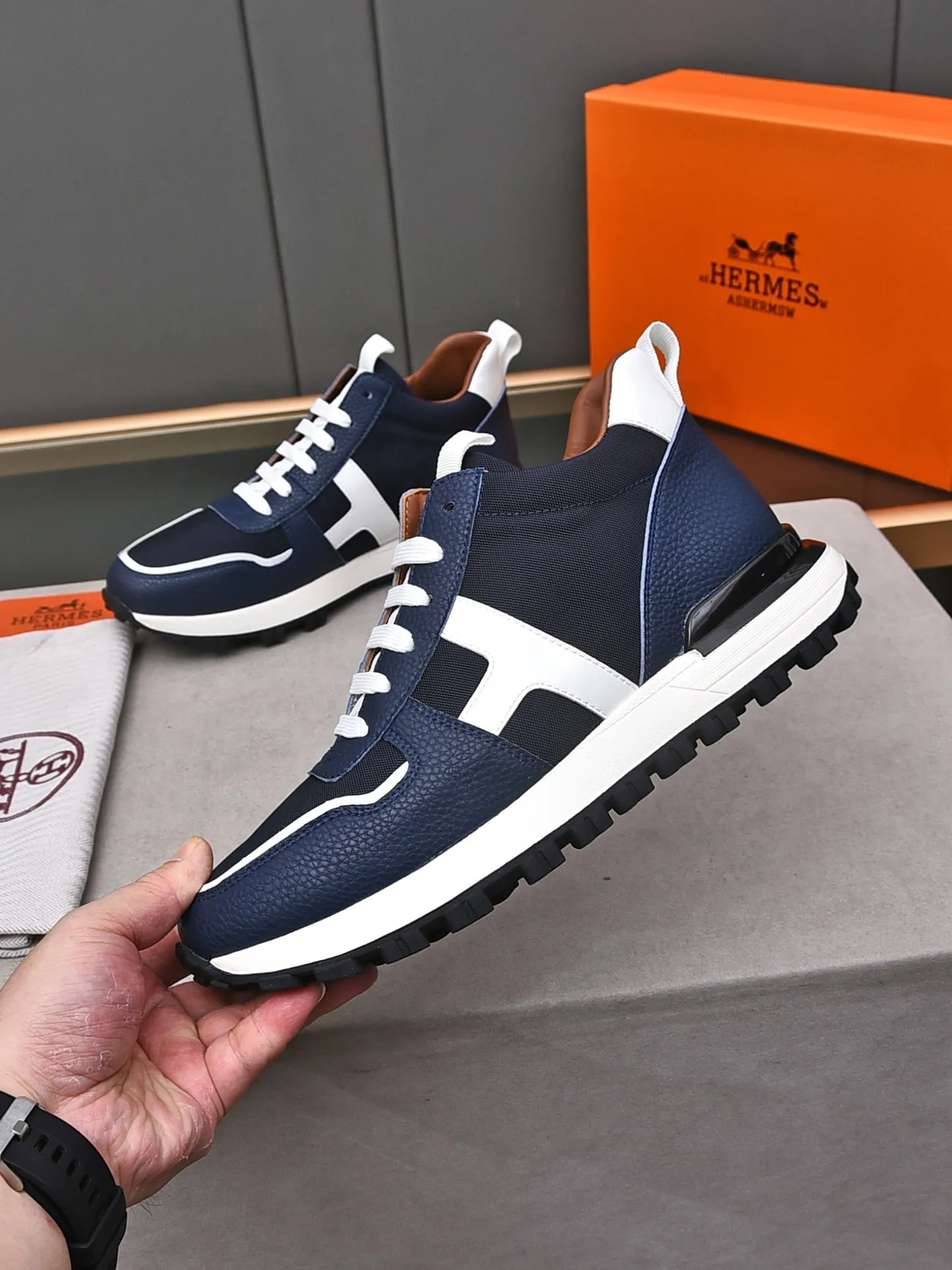 📛📛📛PPP480 (Hermes high-top)🆕Men's color-blocked sneakers, decorated with textured calfskin details. Spliced ​​with original cowhide, this shoe draws inspiration from the equestrian world, integrating technical details and practical functions. Breathable sheep lining, rubber wear-resistant outsole, high-end quality, every detail is perfectly combined! Size: 38-44 (45 can be customized)